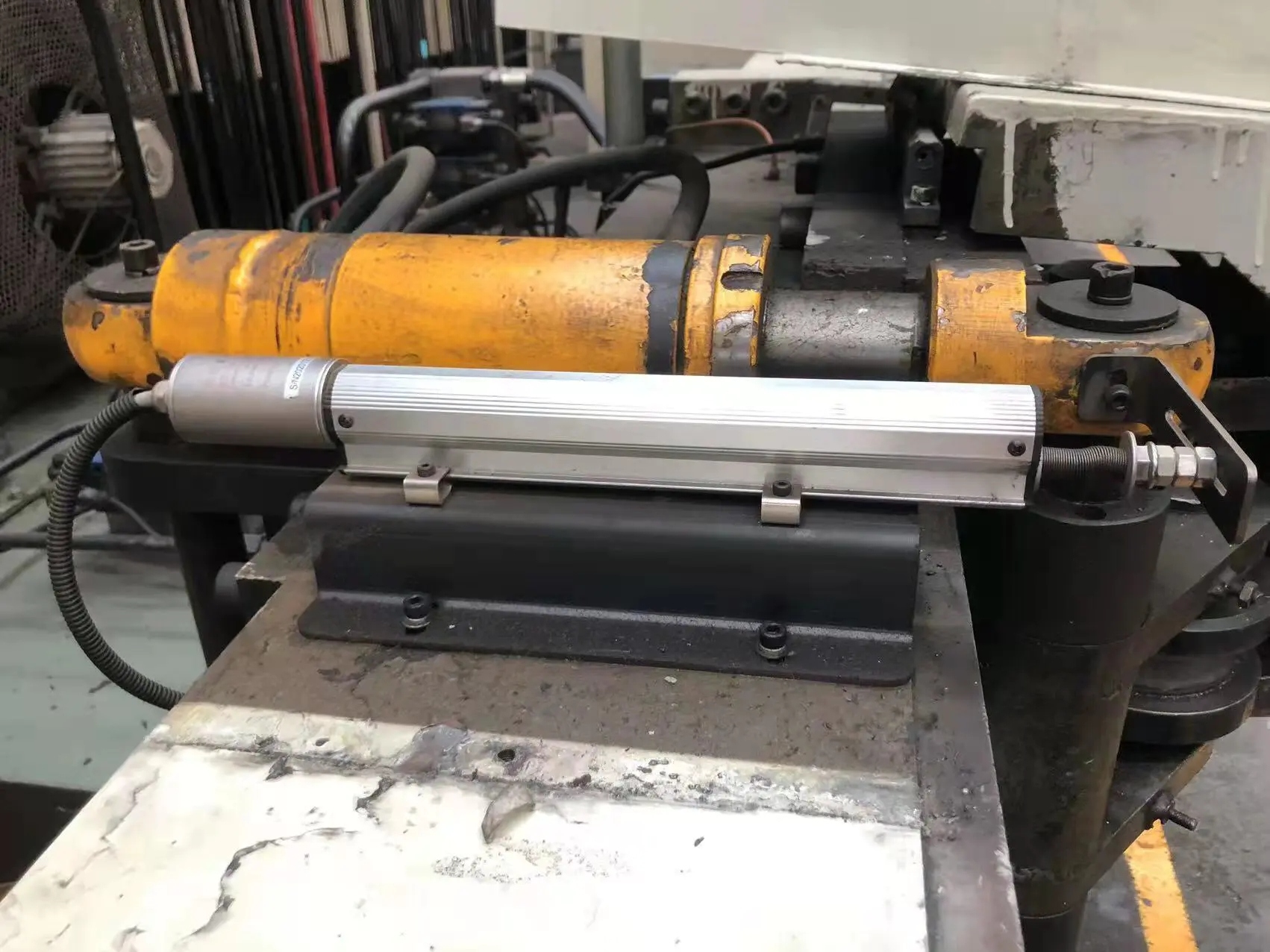 米朗MTC系列拉桿式磁致伸縮位移傳感器在液壓油缸上應用